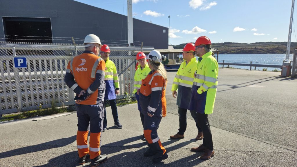 Hjelm, vernebriller og frakk er obligatorisk når man er på omvisning hos norsk storindustri.På trådstøperiet kommer store «tromler» med aluminiumstråd i forskjellige tykkelser ut av produksjonsanlegget. De brukes til kritisk infrastruktur og strømnett over hele Europa.
